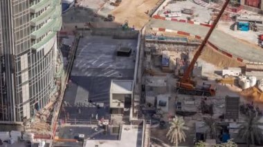 Vinçler ve buldozerler yeni gökdelen hava zaman çizelgesinin şantiyesinde çalışıyorlar..