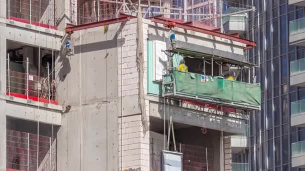 Construction berceau suspendu accroché au mur d'une maison en construction timelapse — Video