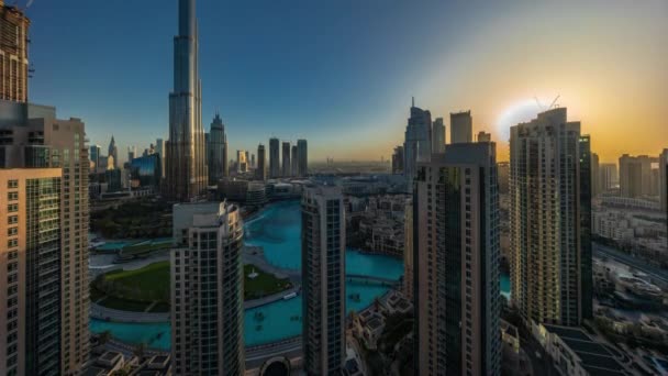 Dubai Downtown cityscape κατά την ανατολή του ηλίου με ψηλότερους ουρανοξύστες γύρω από εναέρια timelapse — Αρχείο Βίντεο
