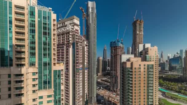 Letecký městský timelapse s moderní architekturou v centru Dubaje. — Stock video