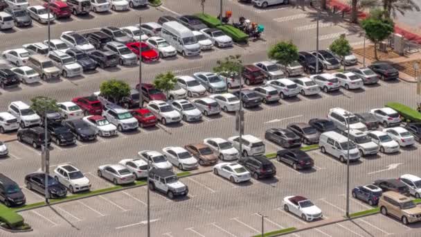 Antenn ovanifrån av parkeringsplatsen bilar av business center timelapse — Stockvideo