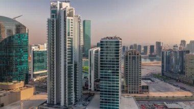 Dubai İş Körfezi gökdelenleri, su kanalı hava zaman ayarlı..