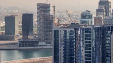 Dubai İş Körfezi gökdelenleri, su kanalı hava zaman ayarlı..