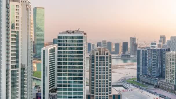 Rascacielos Business Bay Dubai con timelapse aéreo del canal de agua. — Vídeo de stock