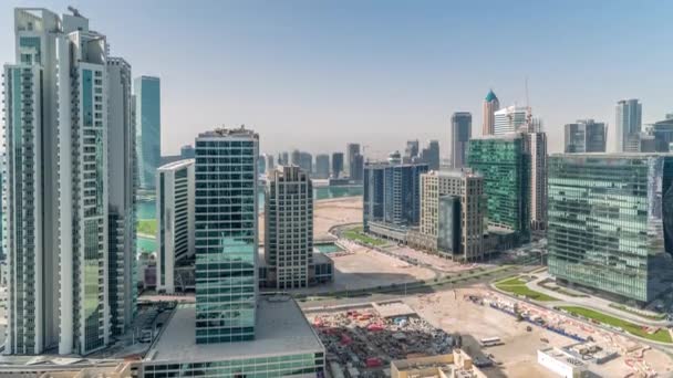 Business Bay Dubai gratte-ciel avec canal d'eau timelapse aérienne. — Video
