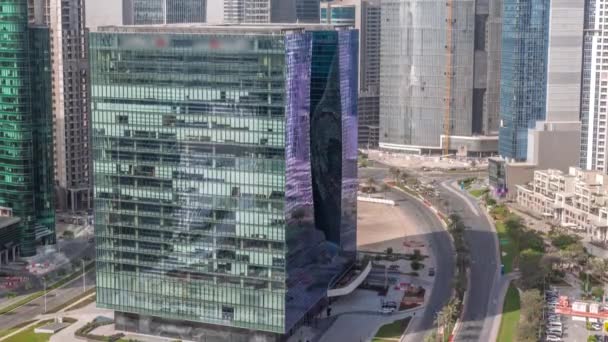 Business Bay Rascacielos de Dubai con tráfico en una intersección de carreteras timelapse aéreo. — Vídeo de stock