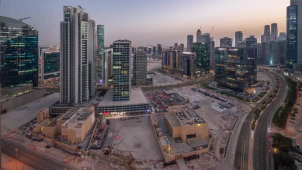 Business Bay Dubai wolkenkrabbers met water kanaal antenne dag tot nacht timelapse. — Stockvideo