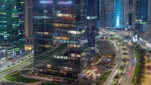 Business Bay Dubai rascacielos con tráfico en la intersección de carreteras noche aérea timelapse. — Vídeo de stock