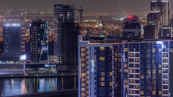 Business Bay Dubai felhőkarcolók vízcsatornával antenna légi éjszaka timelapse. — Stock videók