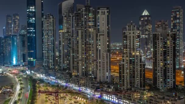 Bay Avenue con torres modernas desarrollo residencial en Business Bay aerial night timelapse, Dubai — Vídeos de Stock