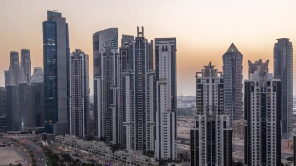 Bay Avenue com torres modernas desenvolvimento residencial em Business Bay dia a noite timelapse, Dubai — Vídeo de Stock