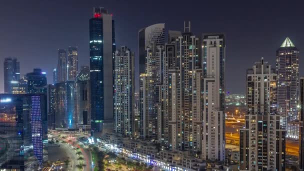 Bay Avenue com torres modernas desenvolvimento residencial em Business Bay antena durante toda a noite timelapse, Dubai — Vídeo de Stock