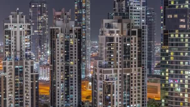 Bay Avenue com torres modernas desenvolvimento residencial em Business Bay noite aérea timelapse, Dubai — Vídeo de Stock