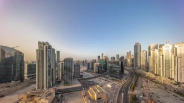 Gündoğumu sırasında Business Bay havacılık panoramik zaman diliminde modern kuleleri olan Bay Avenue, Dubai