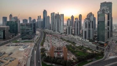 Business Bay hava sahasında modern kuleleri olan körfez bulvarı. Gece gündüz panoramik panoramik, Dubai.