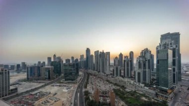 Bay Bulvarı 'nın Panorama' sı, Business Bay hava sahasında modern kuleler, gece saatleri, Dubai