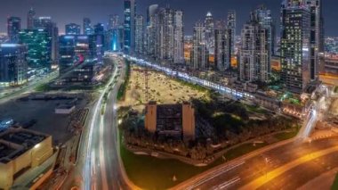 Business Bay havacılık panoramik gece zaman çizelgesinde modern kuleleri olan Bay Avenue, Dubai