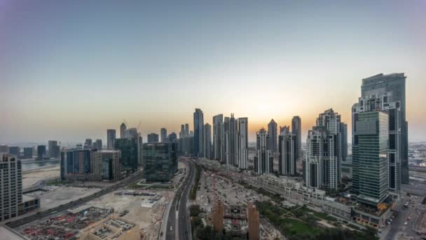 Panorama di Bay Avenue con moderne torri di sviluppo residenziale in Business Bay aereo giorno a notte timelapse, Dubai — Video Stock