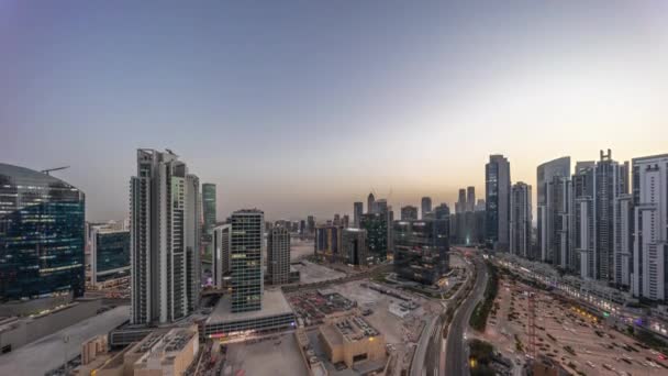 Business Bay dengan menara modern pembangunan perumahan panorama udara dari hari ke malam timelapse, Dubai — Stok Video