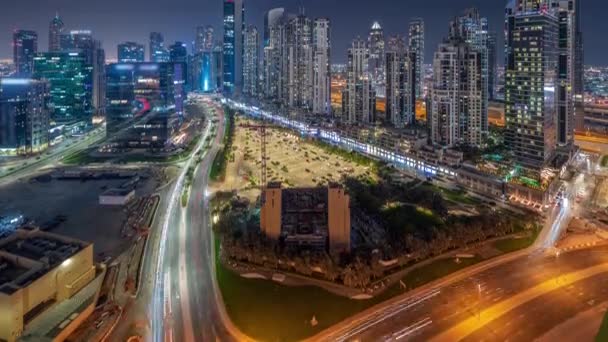 Bay Avenue con torri moderne sviluppo residenziale in Business Bay aerea panoramica notte timelapse, Dubai — Video Stock