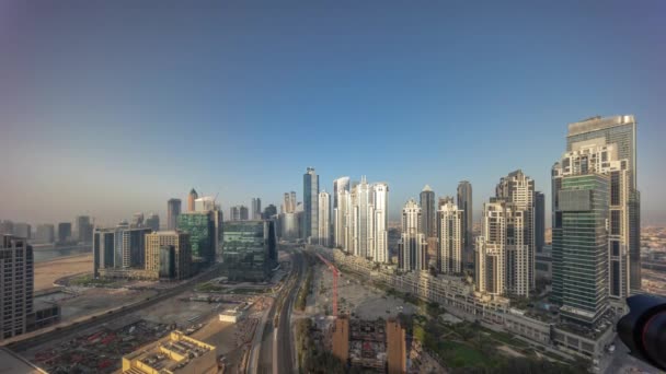 Panorama da Bay Avenue com torres modernas desenvolvimento residencial em Business Bay aéreo durante todo o dia timelapse — Vídeo de Stock