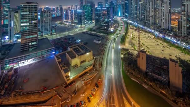 Canal de água com torres modernas desenvolvimento residencial em Business Bay panorâmica noite timelapse, Dubai — Vídeo de Stock