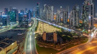 Business Bay hava sahasında modern kuleleri olan Bay Bulvarı tüm gece panoramik, Dubai