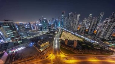 Business Bay havacılık panoramik gece zaman çizelgesinde modern kuleleri olan Bay Avenue, Dubai