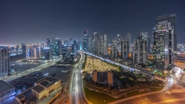 Bay Avenue dengan menara modern pembangunan perumahan di Business Bay malam panorama di Dubai — Stok Video