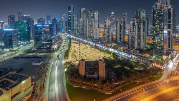 Bay Avenue com torres modernas desenvolvimento residencial em Business Bay panorâmica aérea durante toda a noite timelapse, Dubai — Vídeo de Stock