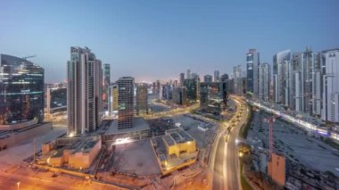 Business Bay hava sahasında modern kuleleri olan körfez bulvarı gece gündüz panoramik panoramik, Dubai
