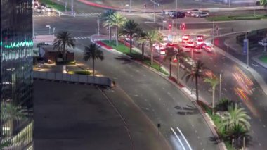Şehir trafiğinin hava görüntüsü Dubai 'de bir kavşakta Gece Koyu zaman dilimi.