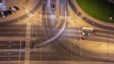 Dubai 'deki bir kavşaktaki şehir trafiğini gösteren hava görüntüsü..