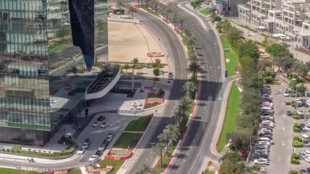 Luftaufnahme des Stadtverkehrs an einer Kreuzung in Dubai Business Bay Zeitraffer. — Stockvideo