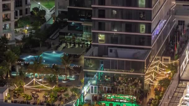 露天夜幕下舒适的餐厅和酒吧的空中俯瞰 — 图库视频影像
