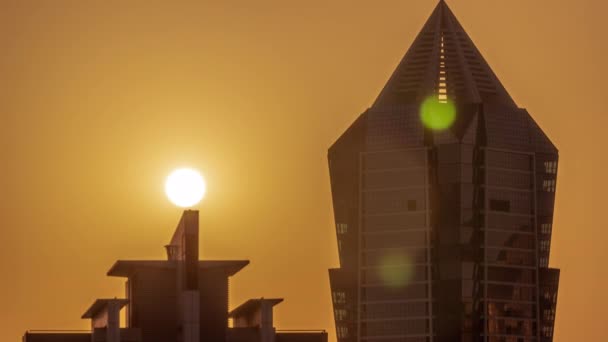 Pôr do sol sobre torres modernas desenvolvimento residencial em Business Bay timelapse aérea, Dubai — Vídeo de Stock