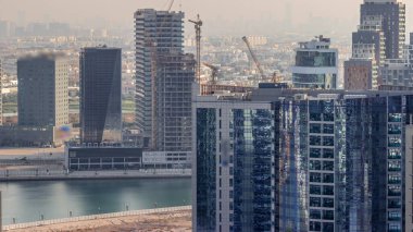 Dubai İş Körfezi gökdelenleri ve su kanalları zaman ayarlı. Karmaşık kullanım geliştirme ile konut ve ofis kuleleri aynı ayak izini paylaşıyor