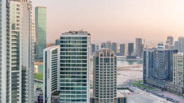 Gün batımında Dubai 'de su kanalı hava zaman ayarlı Business Bay gökdelenleri. Karmaşık kullanım geliştirme ile konut ve ofis kuleleri aynı ayak izini paylaşıyor