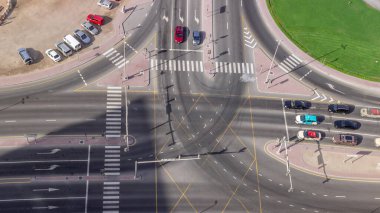 Dubai Ticaret Koyu zaman diliminde bir kavşağın üzerindeki şehir trafiğini gösteren hava görüntüsü. Yukarıdan yol kesişmesi, birçok arabanın otomobil trafiği, ulaşım hareketi