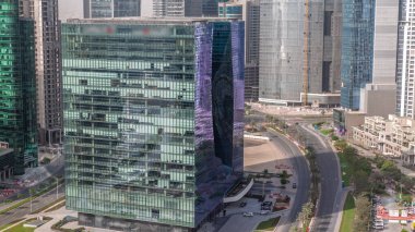 Yol kesişiminde hava akımı olan Dubai İş Sahası gökdelenleri. Karmaşık kullanım geliştirme ile konut ve ofis kuleleri aynı ayak izini paylaşıyor