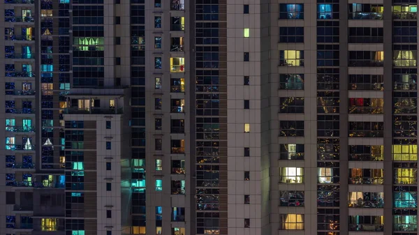 Квартирні Вікна Заскленого Хмарочоса Світяться Вночі Міськими Вогнями Відображають Повітряний — стокове фото