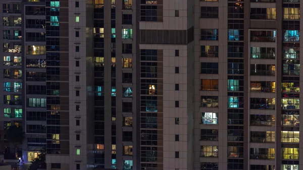 Παράθυρα Διαμερισμάτων Από Τζάμια Ουρανοξύστη Λάμπουν Νύχτα Φώτα Της Πόλης — Φωτογραφία Αρχείου