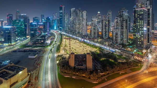 位于阿拉伯联合酋长国迪拜的海湾大道 在通宵的商业湾空中全景中 配有照明的现代塔楼住宅发展 大型停车场附近有灯光的摩天大楼 — 图库照片