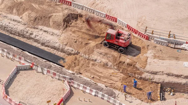 Grupo Trabajadores Excavadoras Rojas Excavando Drenaje Agua Sitio Construcción Timelapse — Foto de Stock