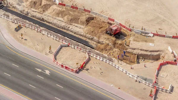 Grupo Trabajadores Excavadoras Rojas Excavando Drenaje Agua Sitio Construcción Timelapse — Foto de Stock