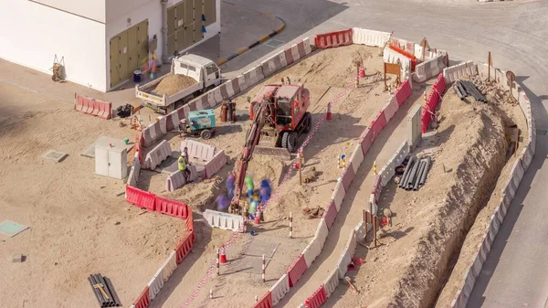 Groupe Travailleurs Excavatrice Rouge Creusant Drainage Eau Sur Site Construction — Photo