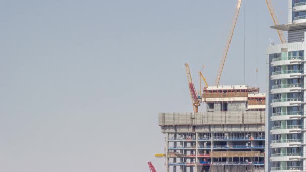 Guindastes que trabalham em obras de construção de novos arranha-céus timelapse — Vídeo de Stock