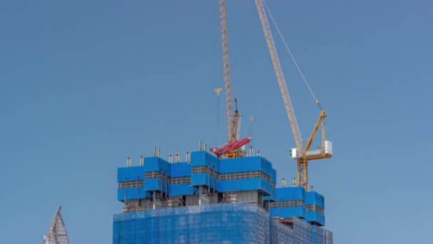 Grúas que trabajan en obras del sitio de gran restricción de nuevo rascacielos timelapse — Vídeo de stock