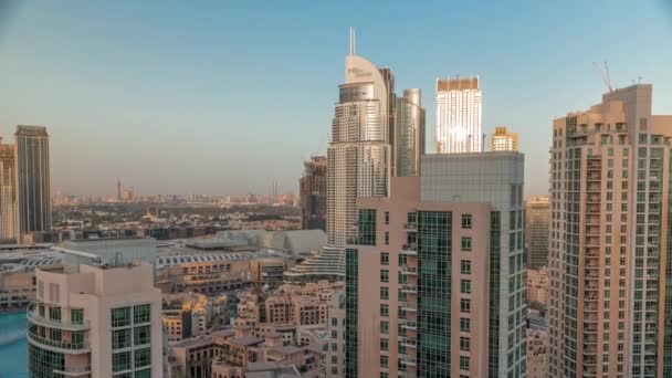 Skyline aéreo de edificios en el centro de Dubai timelapse durante la puesta del sol. — Vídeos de Stock