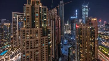 Dubai şehir merkezinin aydınlatılmış mimarisi ile hava şehri gece zaman çizelgesi.